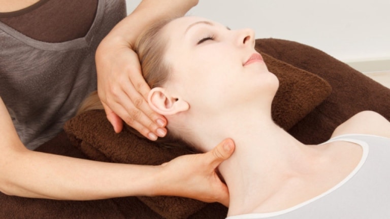 Massage vai gáy cổ - Đau mỏi vai gáy cổ sau khi ngủ dậy