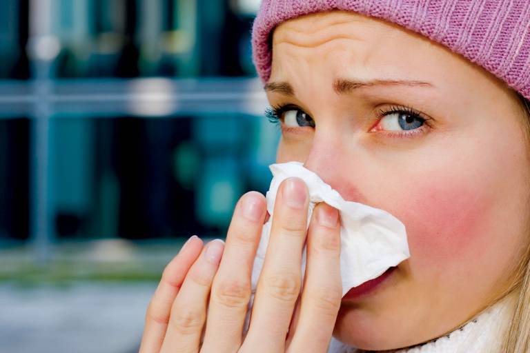Giữ ấm cơ thể khi trời lạnh, hạn chế tiếp xúc với dị nguyên để tránh bội nhiễm khi bị viêm mũi dị ứng