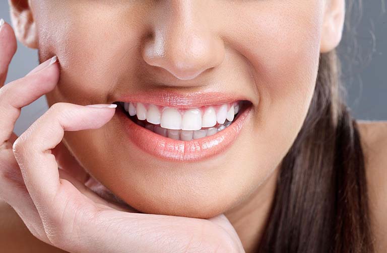 Dán răng sứ Veneer giúp khắc phục các khuyết điểm trên hàm răng 