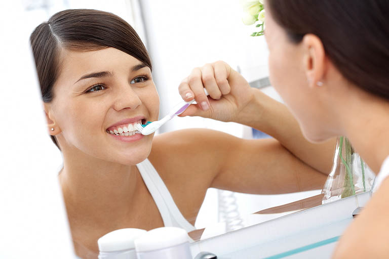 Chăm sóc răng miệng đúng cách sẽ giúp duy trì được chất lượng của sứ trong thời gian dài hơn 