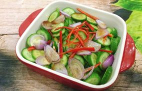 Salad dưa chuột có tác dụng hỗ trợ trung hòa và đào thải axit uric trong máu