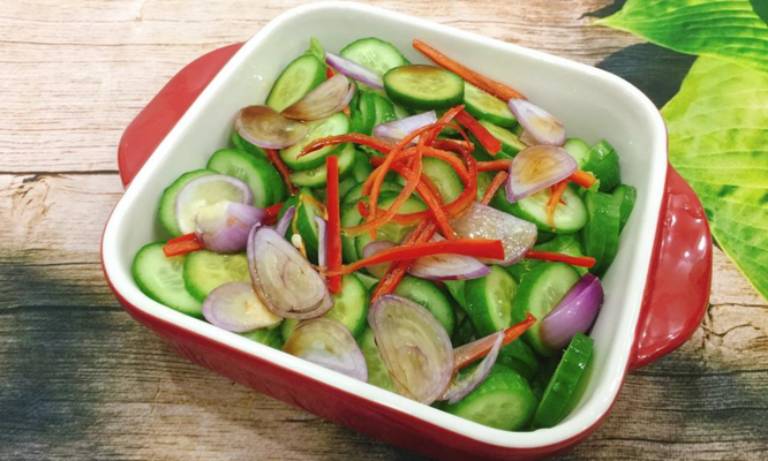 Salad dưa chuột có tác dụng hỗ trợ trung hòa và đào thải axit uric trong máu