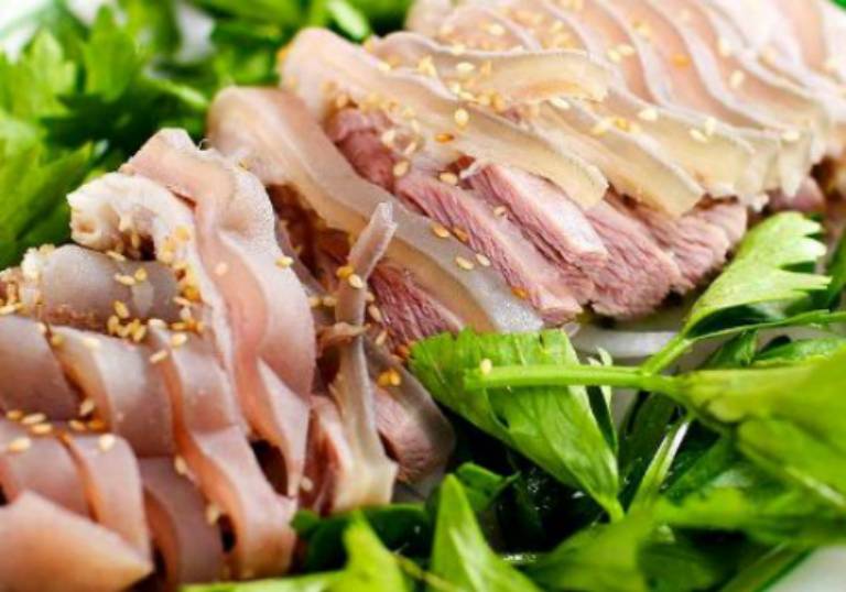 Thịt dê có hàm lượng nhân purin cao khi ăn vào sẽ khiến cơ thể không thể kiểm soát được nồng độ axit uric trong máu