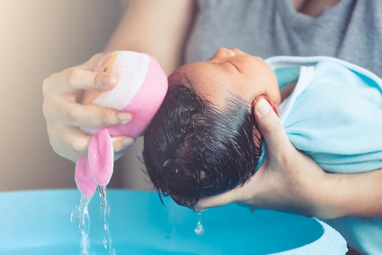 Top 10 loại sữa tắm trị rôm sảy an toàn dịu nhẹ cho bé