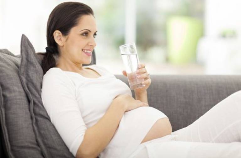 Uống nước ấm là một trong những cách làm giảm cơn gò tử cung khi mang thai mà mẹ không nên bỏ qua