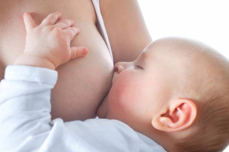 Cho bé bú nhiều hơn hoặc hút sữa là cách giúp mẹ cải thiện tình trạng tắc tia sữa