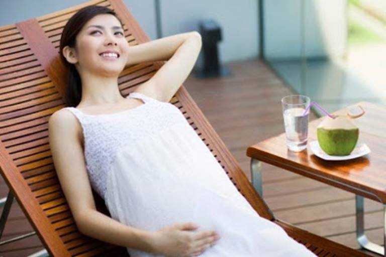 Khi mang thai trên 5 tháng mẹ có thể thoải mái sử dụng nước dừa