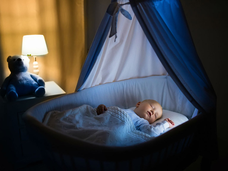 trẻ sơ sinh khó ngủ ngủ không sâu giấc