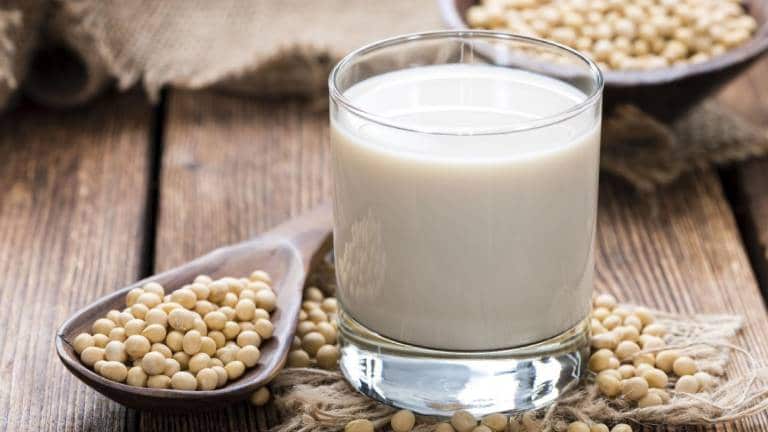 Sữa đậu nành giúp làm giảm cholesterol xấu, làm chắc khỏe mạch máu