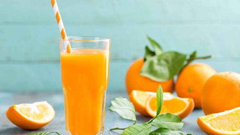Nước ép cam giàu vitamin C, vừa giúp tăng cường hệ miễn dịch vừa làm giảm đau đầu, chóng mặt