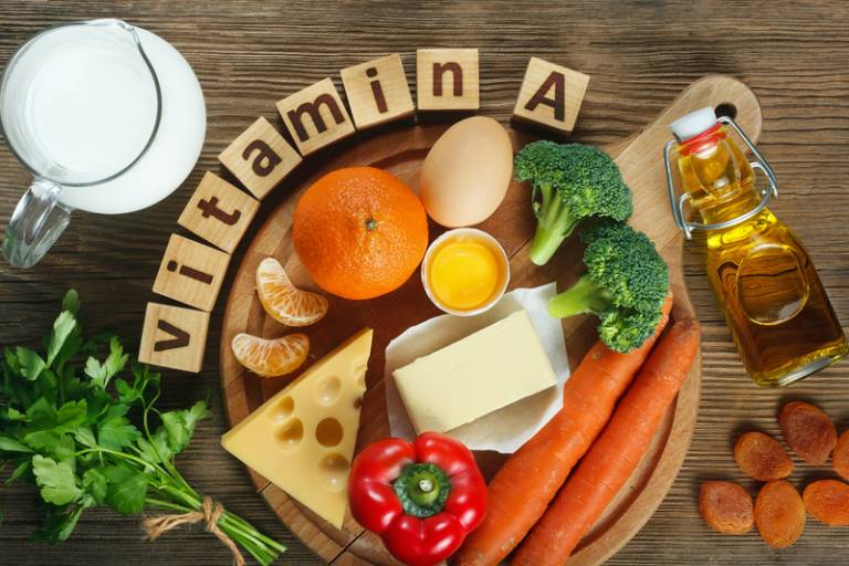 Vitamin A có nhiều trong các thực phẩm như cà rốt, ớt chuông đỏ, cà chua, bông cải xanh….