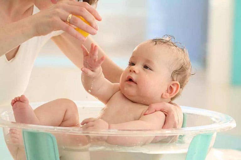 Trẻ bị viêm nang lông cần được tắm rửa sạch sẽ 