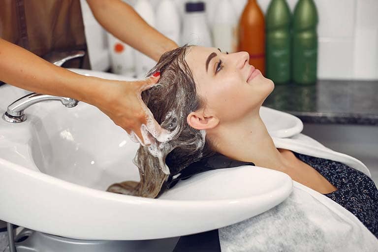 Dùng các loại dầu gội có chất tẩy rửa mạnh cũng là nguyên nhân gây viêm nang lông chân tóc 