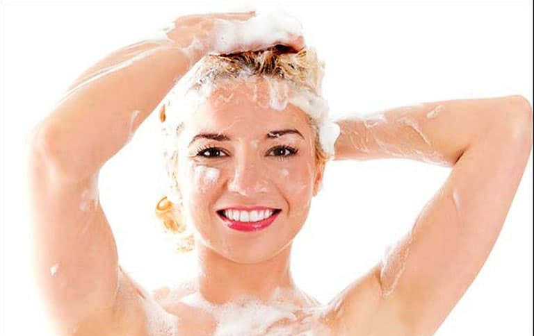 Chăm sóc da dầu đúng cách sẽ làm giảm các triệu chứng bệnh viêm chân tóc 