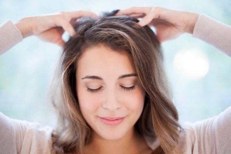 Massage da đầu giúp tăng lưu lượng máu tuần hoàn đến da đầu từ đó ngăn ngừa rụng tóc và giảm đau đầu hiệu quả