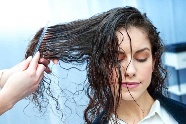 Chải tóc khi tóc còn ướt là một trong những nguyên nhân khiến tóc gãy rụng nhiều ở chị em