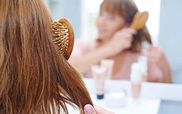 Chăm sóc tóc không đúng cách có thể gây rụng tóc 