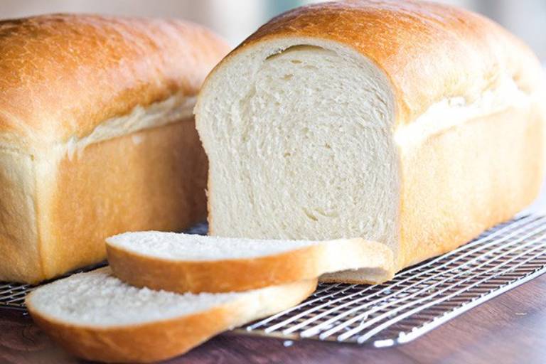 Người bị phồng đĩa đệm không nên ăn bánh mì trắng vì bánh mì trắng chứa nhiều ngũ cốc tinh chế