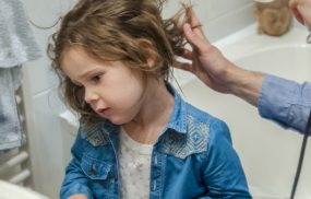 Rụng tóc nhiều ở trẻ: Nguyên nhân và cách xử lý