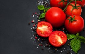 Trị rạn da bằng cà chua là một trong những mẹo hay mà bạn có thể áp dụng