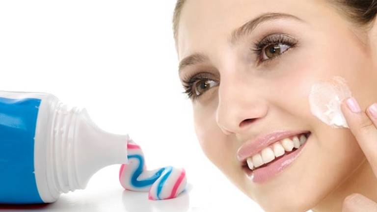 Sử dụng kem đánh răng là một trong những cách trị mụn cám tại nhà đơn giản, dễ thực hiện lại tiết kiệm chi phí
