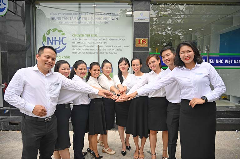 Chuyên gia Ngọc Trâm cùng các đồng nghiệp tại cơ sở TP Hồ Chí Minh