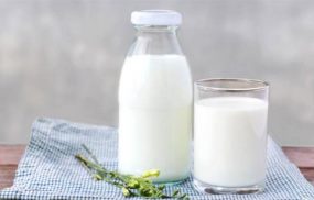  Sử dụng sữa tươi cho bé 1 tuổi được khuyến cáo là cần thiết và rất tốt cho sự phát triển trí não của bé