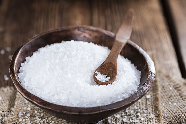 Vì muối có tính kháng khuẩn mạnh nên hoàn toàn có thể kết hợp với kem đánh răng để điều trị mụn thịt
