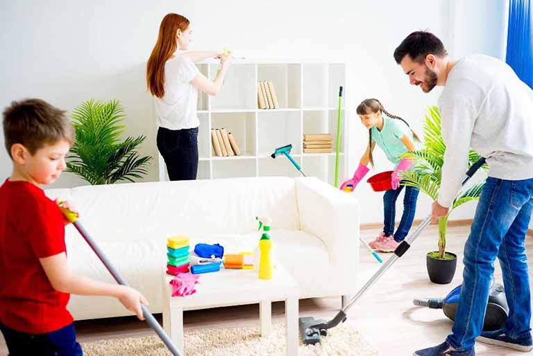 Dọn dẹp nhà cửa thường xuyên là một cách chăm sóc sức khỏe gia đình