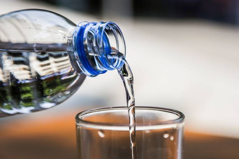 Uống nhiều nước là một trong những biện pháp hỗ trợ điều trị, giúp cơ thể chống lại nguyên nhân gây bệnh