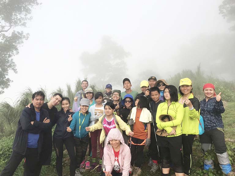 Chuyên gia Thục Bảo xây dựng các khóa huấn luyện leo núi nhằm luyện tâm - thân - trí. Hình ảnh tại núi Bà Đen, Tây Ninh.