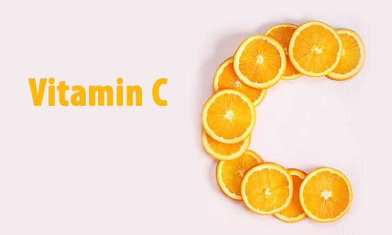 Thiếu vitamin C cũng có thể là một trong những yếu tố gây nhiệt miệng ở nhiều người