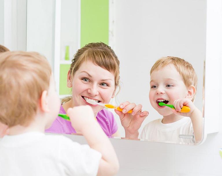 Nên hướng dẫn con chăm sóc răng miệng đúng cách để phòng ngừa các bệnh răng miệng