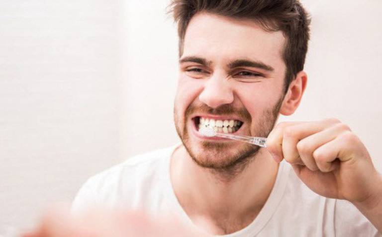 Chăm sóc răng miệng sai cách, sử dụng kem đánh răng có chứa Sodium laury sulfate cũng là nguyên nhân khiến tình trạng nhiệt miệng hay tái phát