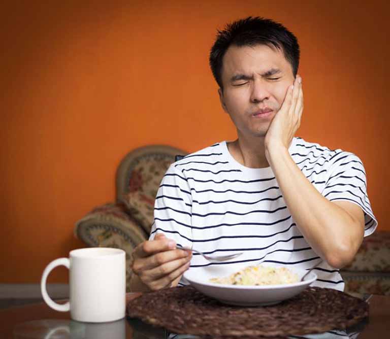 Nhiệt miệng khiến người bệnh đau đớn khi ăn và giao tiếp hàng ngày