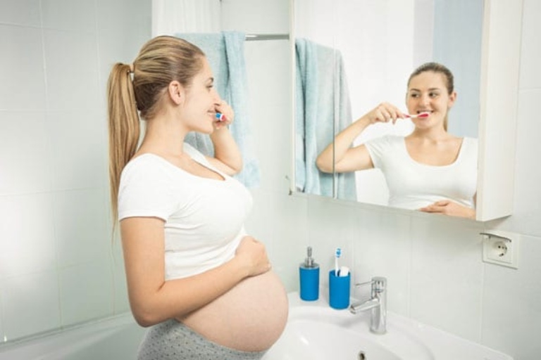 Mẹ bầu nên chăm sóc răng miệng đúng cách để hỗ trợ điều trị