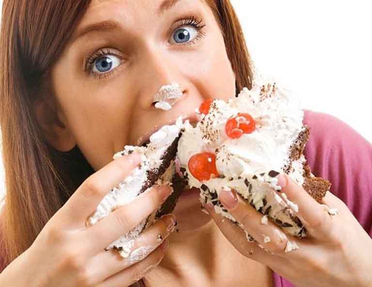 Ăn nhiều đồ ngọt là một trong những nguyên nhân khiến răng bị sâu 