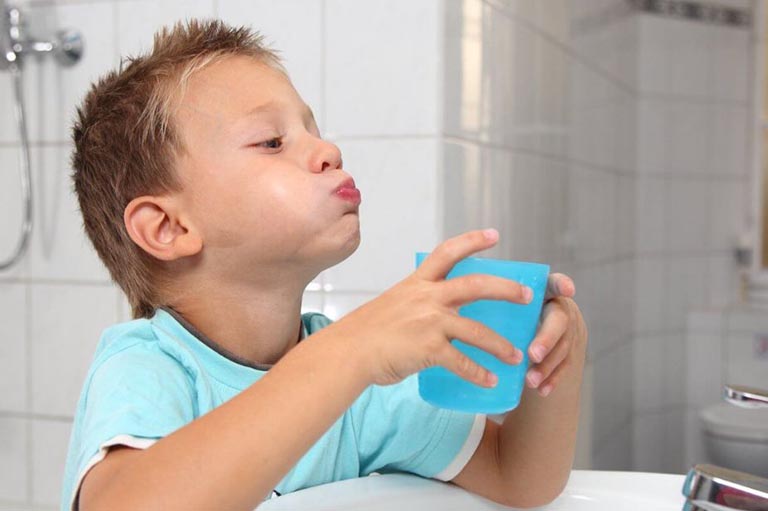 Súc miệng bằng oxy già có thể xem là một phương thuốc trị viêm lợi cho trẻ 