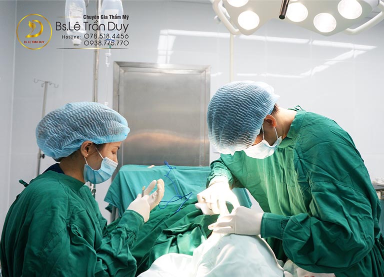 Quy trình cắt mí được thực hiện bởi bác sĩ Lê Trần Duy