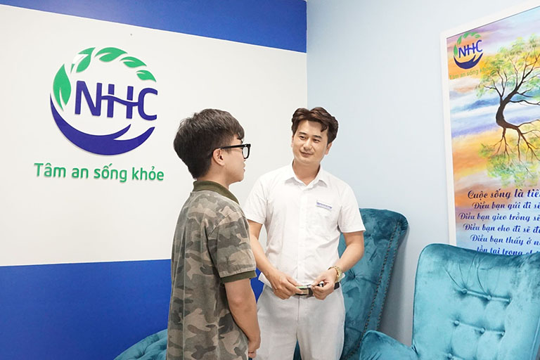 Khách hàng trị liệu tại Trung tâm NHC Việt Nam